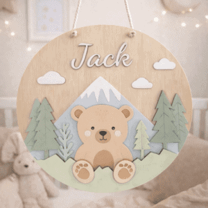 Handgeschilderd beren naambord met berg en bomen voor kinderkamer.