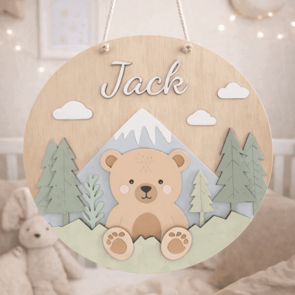 Handgeschilderd beren naambord met berg en bomen voor kinderkamer.
