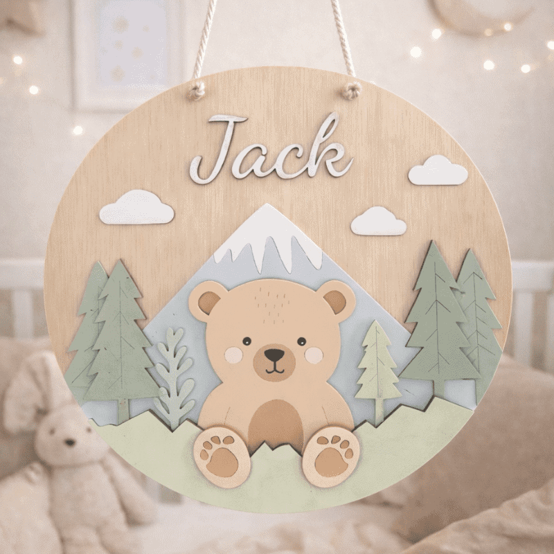 Handgeschilderd beren naambord met berg en bomen voor kinderkamer.