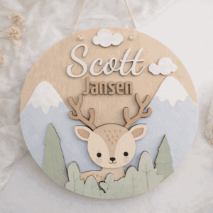 Handgemaakt hert naambord met bergen en wolken, gepersonaliseerd voor kinderkamers.