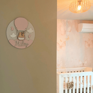 Gepersonaliseerd naambord met luchtballon en kat voor kinderkamer, roze en beige kleuren.