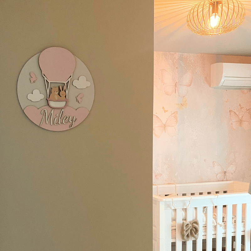Gepersonaliseerd naambord met luchtballon en kat voor kinderkamer, roze en beige kleuren.