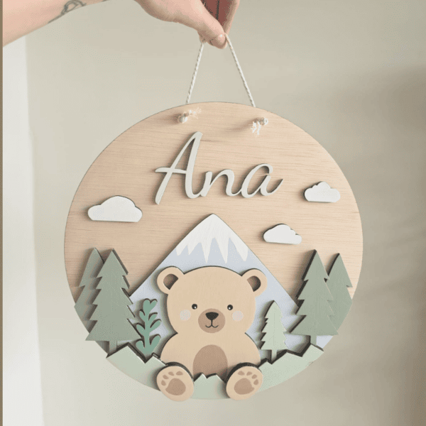 Naambord met beer en berg, handgeschilderd voor kinderkamers.