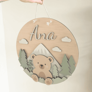 Handgeschilderd beren naambord met bergen en bomen voor kinderkamer.