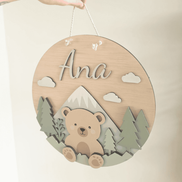 Handgeschilderd beren naambord met bergen en bomen voor kinderkamer.