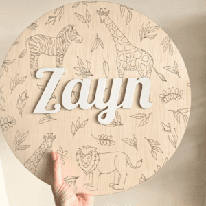 Gepersonaliseerd houten naambord met dierenmotief en naam "Zayn".