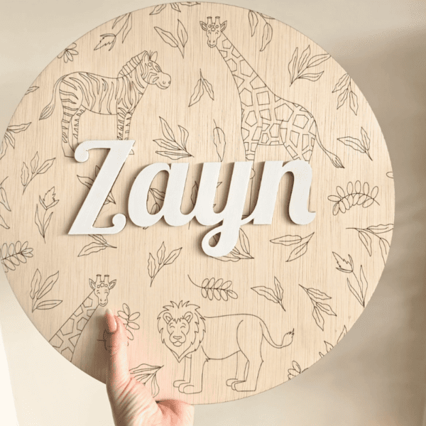 Gepersonaliseerd houten naambord met dierenmotief en naam "Zayn".
