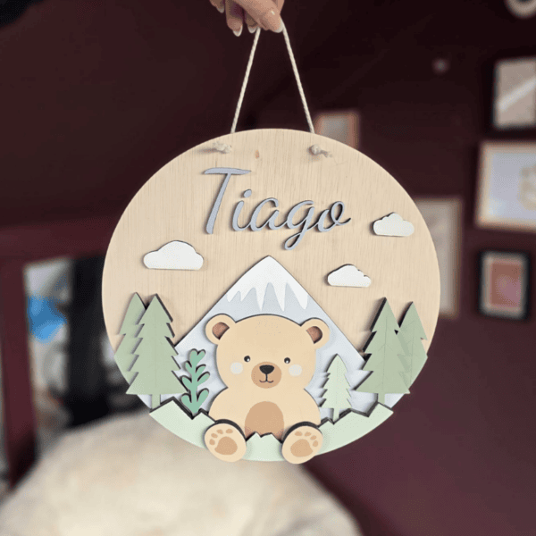Gepersonaliseerd naambord met beer, bergen en bomen voor kinderkamer.