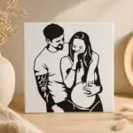 Silhouet van een lachend stel op een gepersonaliseerd wanddecor voor in huis.