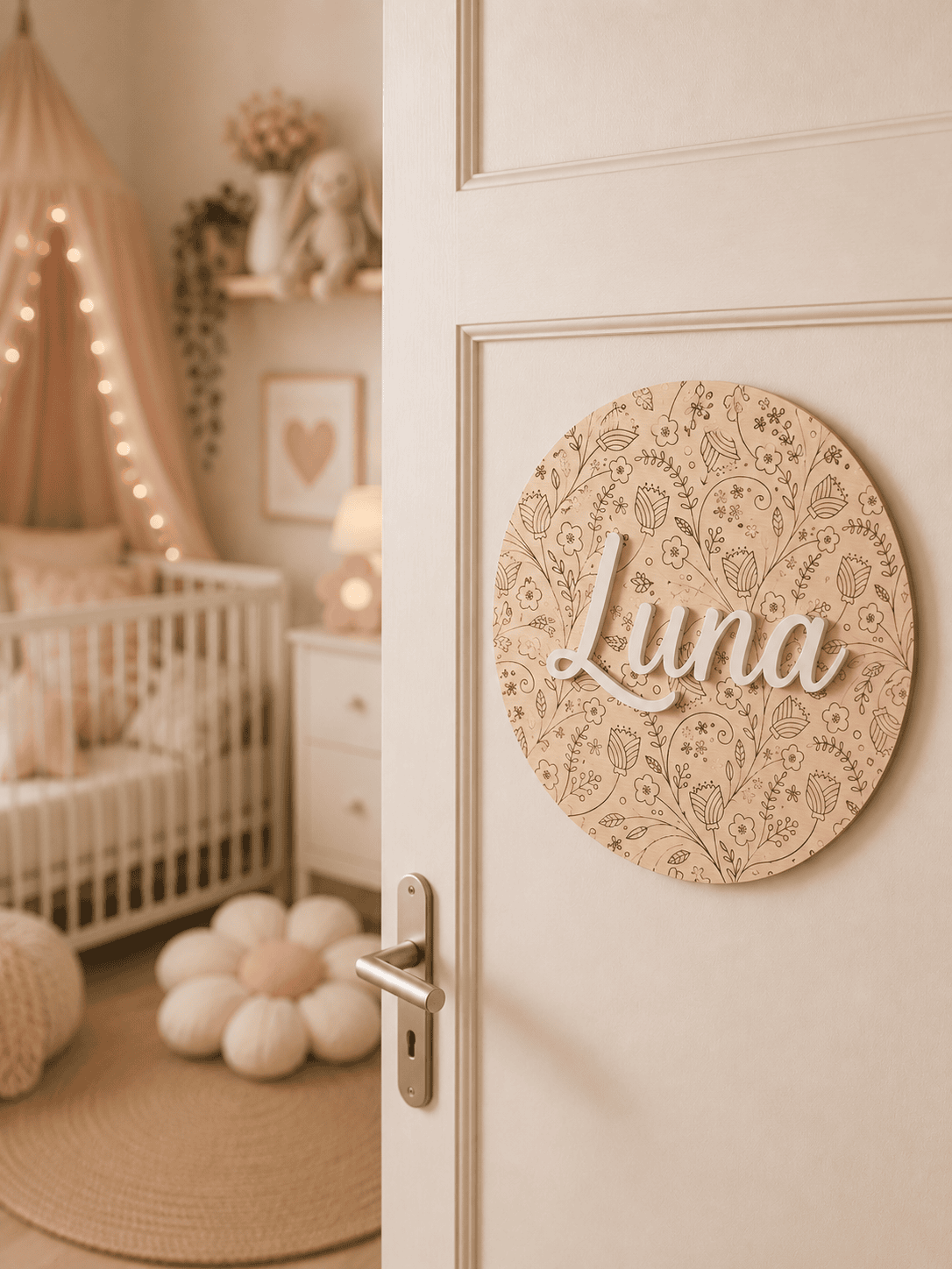 Rond houten naambord met bloemmotief en naam Luna voor kinderkamer.