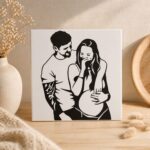 Silhouet van een lachend stel op een wit canvas, perfect voor gepersonaliseerde woondecoratie en cad.