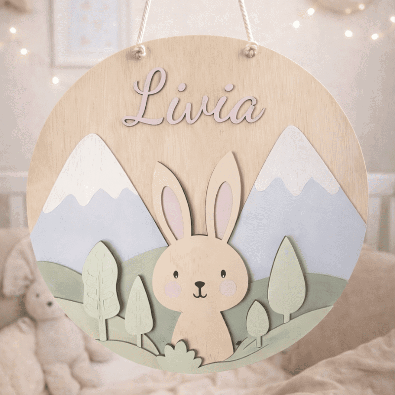 Naambord met konijntje en natuurlijke kleuren, handgeschilderd voor kinderkamers.