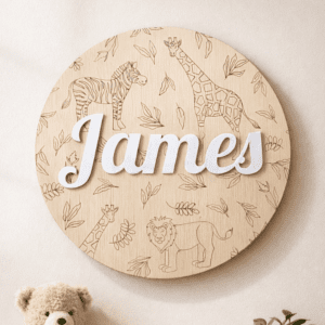 Gepersonaliseerd dierenprint naambord met naam James voor kinderkamer.