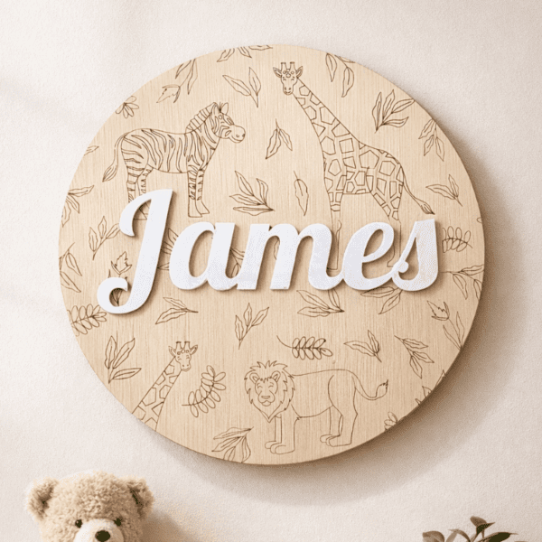 Gepersonaliseerd dierenprint naambord met naam James voor kinderkamer.
