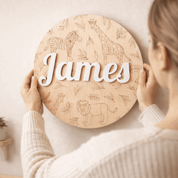 Gepersonaliseerd naambord met safari dieren en naam voor kinderkamers.