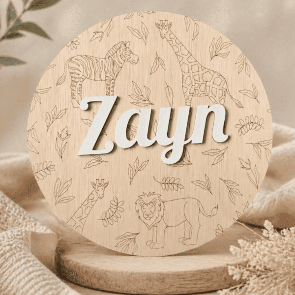 Gepersonaliseerd houten naambord met giraffe en leeuw voor kinderkamer.