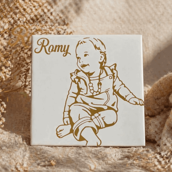 Silhouet tegeltje met naam Romy, perfect als gepersonaliseerd cadeau of decoratie voor de kinderkame.