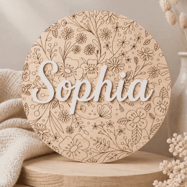 Gepersonaliseerd naambord met bloemenmotief en naam Sophie.