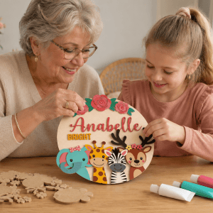 Gepersonaliseerd naambord met dierenfiguren voor kinderkamers en woondecoratie.