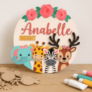 Handgemaakt dierennaambord met bloemen en naam Anabelle voor kinderkamer.