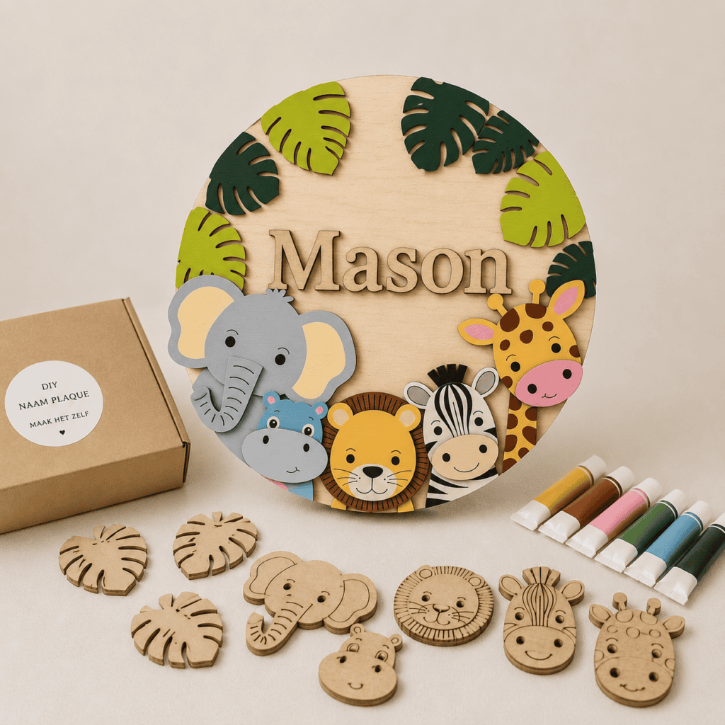 Gepersonaliseerd houten dieren en naamplaatje voor kinderkamer decoratie.
