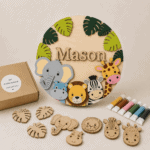 Gepersonaliseerd houten dieren en naamplaatje voor kinderkamer decoratie.