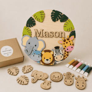 Gepersonaliseerd houten dieren en naamplaatje voor kinderkamer decoratie.