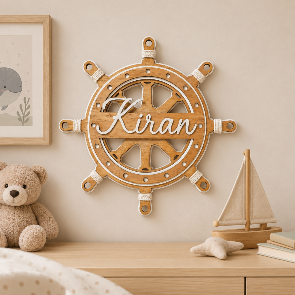 Gepersonaliseerd houten stuurwiel met naam boven babybed in zeethema kinderkamer