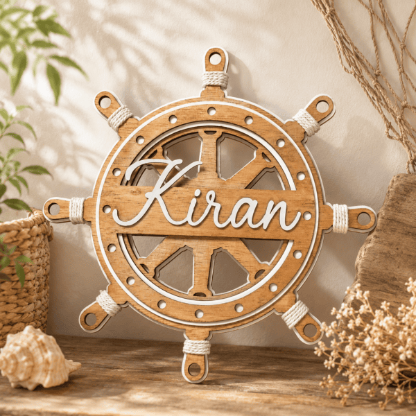 Houten stuurwiel met naam Kiran, nautisch decor voor kinderkamer.