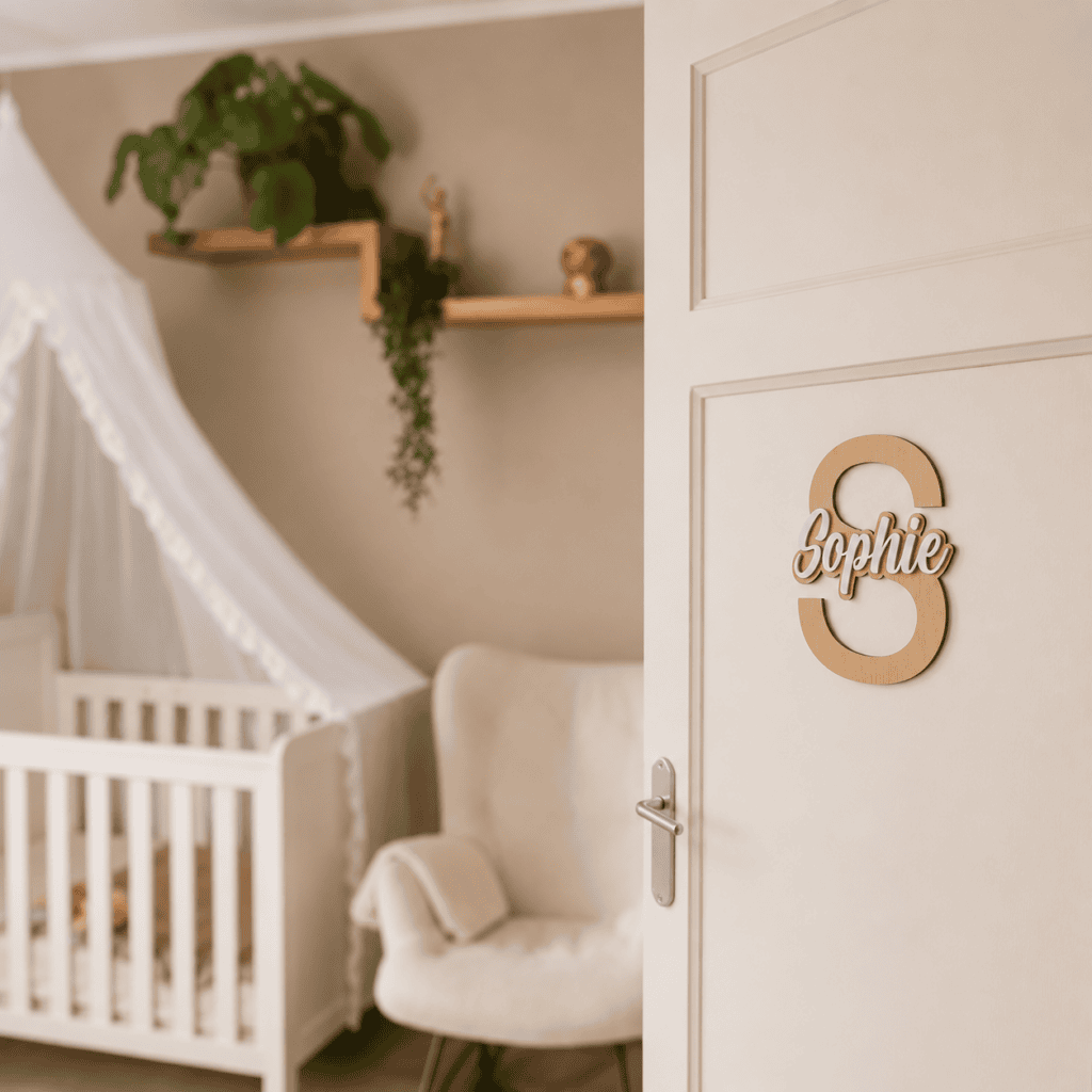 Gepersonaliseerd houten naambord met letter S en naam Sophie voor kinderkamer.
