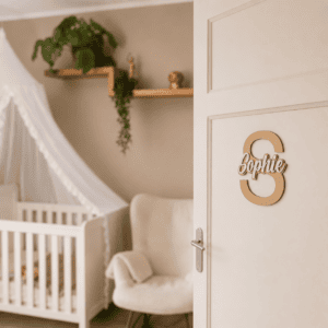 Gepersonaliseerd houten naambord met letter S en naam Sophie voor kinderkamer.