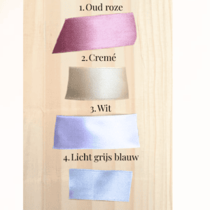 Gepersonaliseerde linten in roze, crème, wit en lichtblauw voor decoraties en cadeaus.