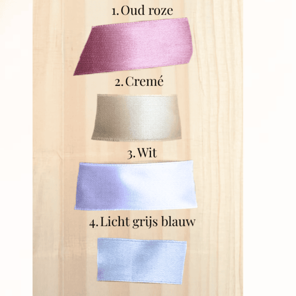 Gepersonaliseerde linten in roze, crème, wit en lichtblauw voor decoraties en cadeaus.