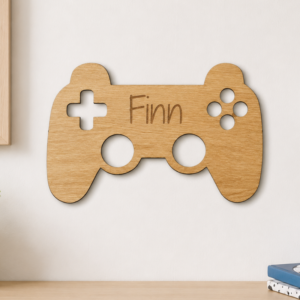 Houten gamecontroller met naam Finn, perfect voor kinderkamers en als gepersonaliseerd cadeau.