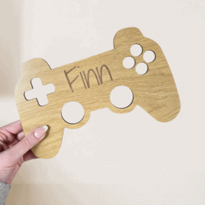 Houten spelcontroller met de naam Finn, gepersonaliseerd en geschikt voor kinderkamers.