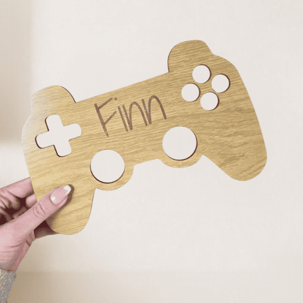 Houten spelcontroller met de naam Finn, gepersonaliseerd en geschikt voor kinderkamers.