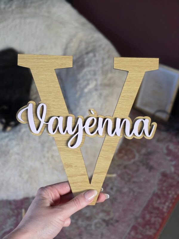 Gepersonaliseerd houten naamteken met letter "V" en naam "Vayenna".