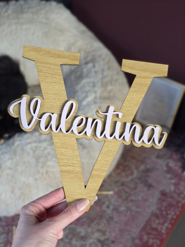 Houten decoratie met de naam Valentina en de letters V voor Valentijnsfeest.