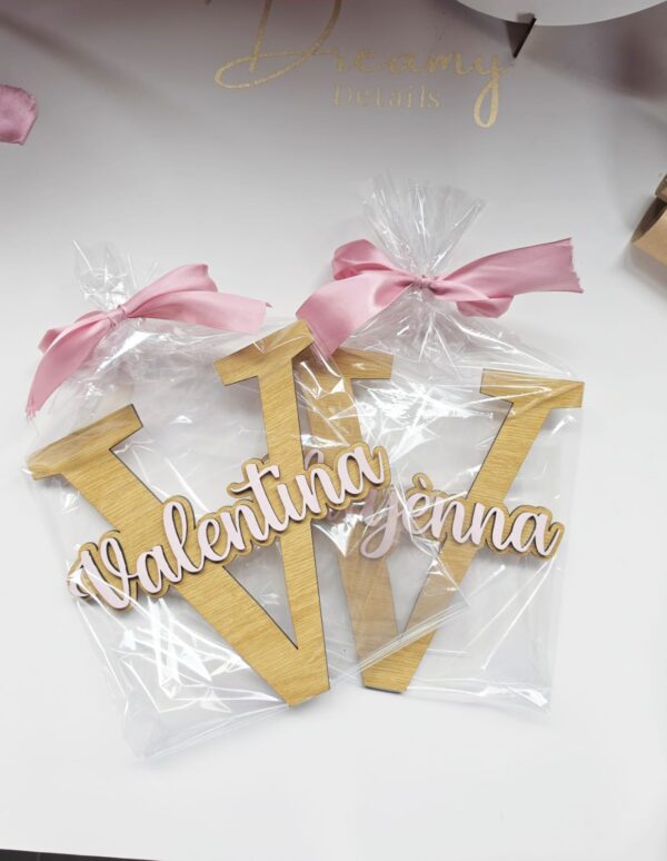 Gepersonaliseerde houten naamletters Valentijnsversiering in cadeauverpakking.