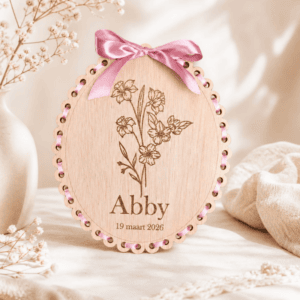 Gepersonaliseerd geboortebord met bloemmotief en naam voor baby Abby.