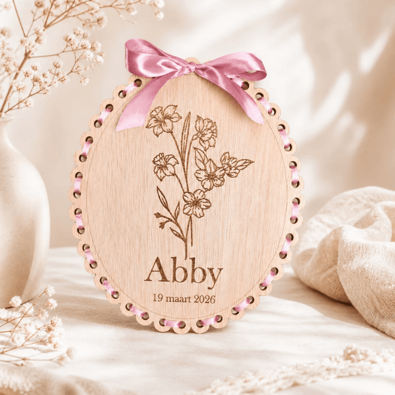 Gepersonaliseerd geboortebord met bloemmotief en naam voor baby Abby.