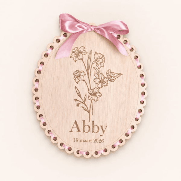 Gepersonaliseerd geboortebord met bloemen, naam en geboortedatum voor baby Abby.