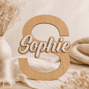 Gepersonaliseerde houten letter met naam Sophie voor kinderkamer.