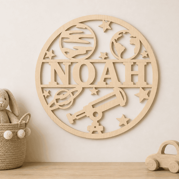 Houten naambord met vlinder en sterren, gepersonaliseerd voor kinderkamer.
