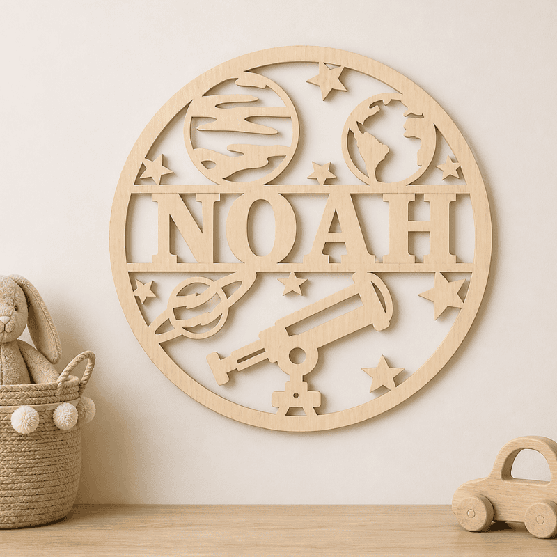 Houten naambord met vlinder en sterren, gepersonaliseerd voor kinderkamer.