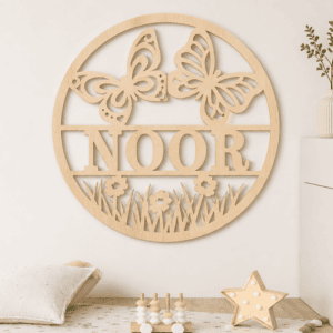 Houten naambord met vlinder en bloemen, gepersonaliseerd met naam NOOR.