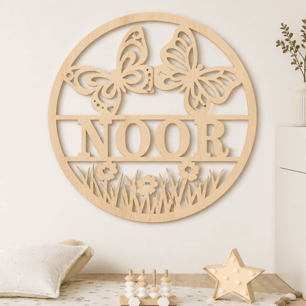 Houten naambord met vlinder en bloemen, gepersonaliseerd met naam NOOR.