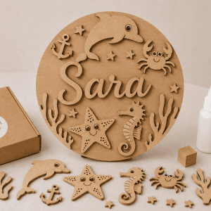 Houten naamplaat met zeedieren en de naam Sara, perfect voor kinderkamers en babykamers.